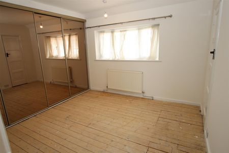 3 bedroom Semi-Detached House to let - Photo 2