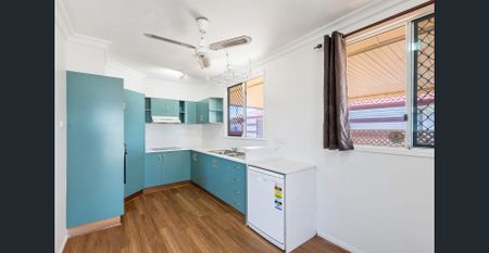 Spacious 5-Bedroom Home in Newtown! - Photo 3