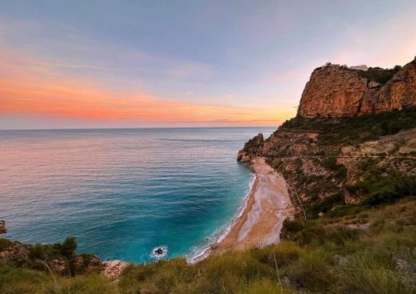 Spacious villa for rent for a long term with sea views and close to Lady Elizabeth school.