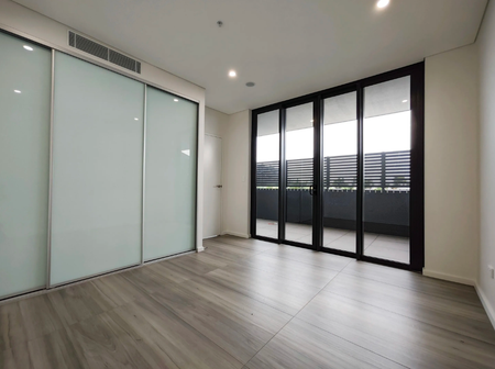 Luxury 3-Bedroom Apartment with Stunning Views in the Heart of Hurstville - Photo 4