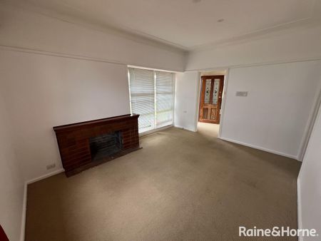 Convenient & Comfortable Living in Bomaderry - Photo 2