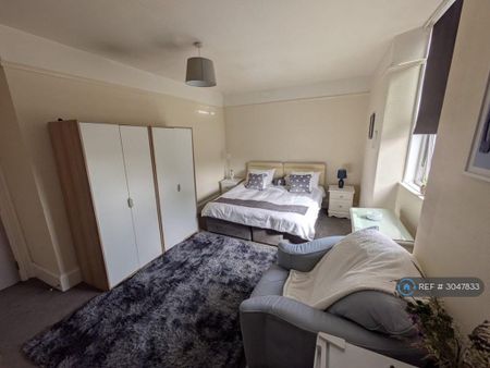 1 bedroom in a house share to rent - Photo 4