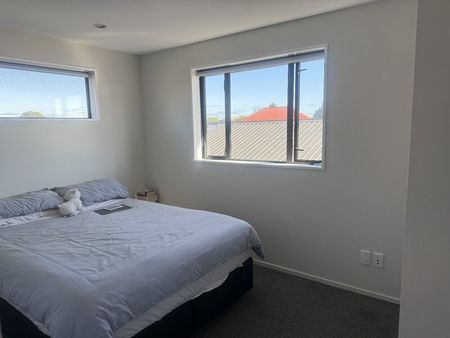 Riccarton – Modern 4 Bed/2 Bath townhouse, Double Garage, Suit Mature Students - Photo 2