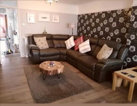 2 bedroom semi-detached bungalow to rent - Photo 4