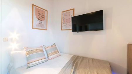 Room in a shared 8-bedroom apartment for rent in Sant Gervasi Galvany, perfect for students and professionals - Photo 2