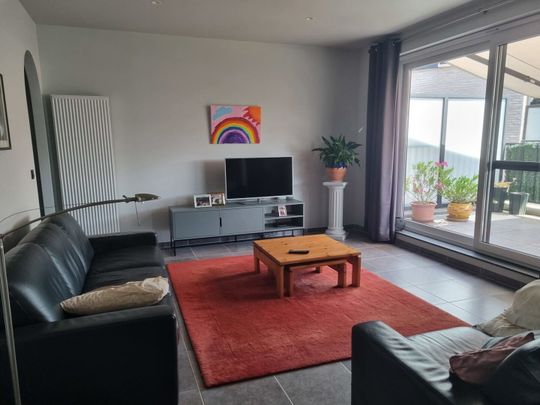 Ruim app met 2 slaapkamers, terras en 2 autostaanplaatsen - Photo 1