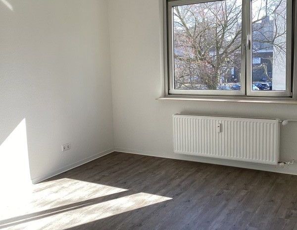 Wo das Leben so spielt - renoviert 3 Zimmer-Wohnung mit Balkon in der City - Photo 1