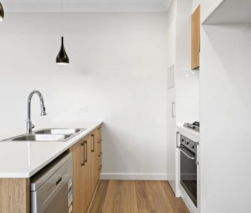 Contemporary three bedroom home in popular locale - Photo 4
