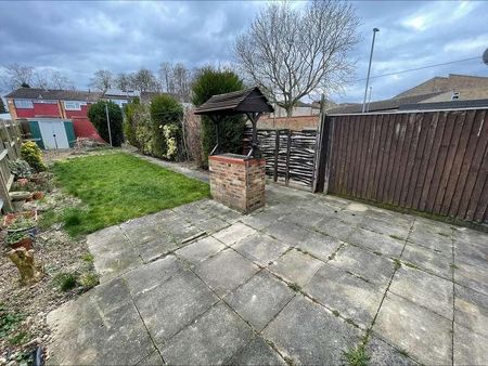 North Luton - Wauluds Bank Drive - Bedroom - Needs Tenant Refurbishment - Low Rent, LU3 - Photo 2