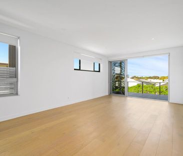 SPACIOUS OPEN PLAN LIVING IN THE HEART OF ASCOT - Photo 2