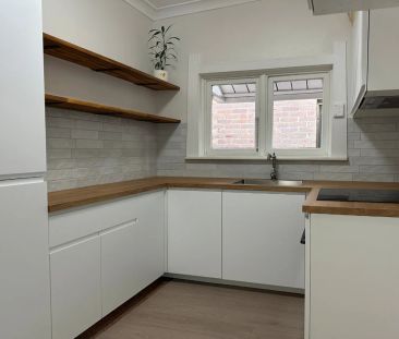 Updated and light filled Californian bungalow - Photo 6