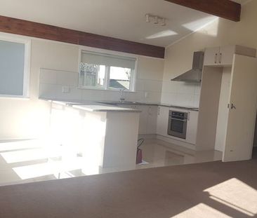 3 Bedrooms, 2 bathrooms, wardrobes, heatpumps - Photo 4