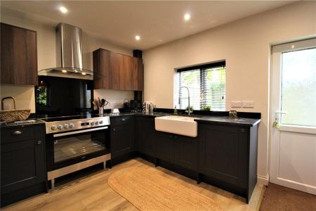 2 bedroom end of terrace house to rent - Photo 3