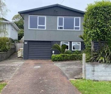 ELEVATED, SPACIOUS FAMILY HOME IN MERRILANDS - 4 BEDROOMS, 2 BATHROOMS - Photo 5