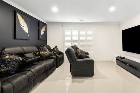 Modern Family Home - Photo 3