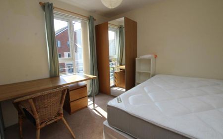 *** STUDENT HOUSE *** A six bedroom student house offered on a fully furnished basis with bills included. The property is available from June 2026. - Photo 2