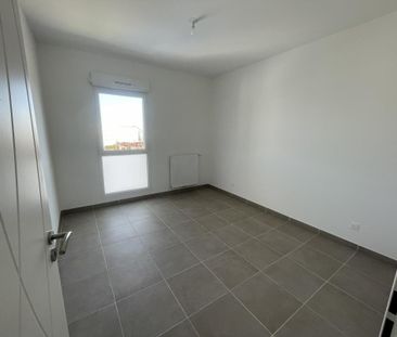 Location Appartement 3 pièces 63m² LA SEYNE SUR MER 83500 - Photo 2