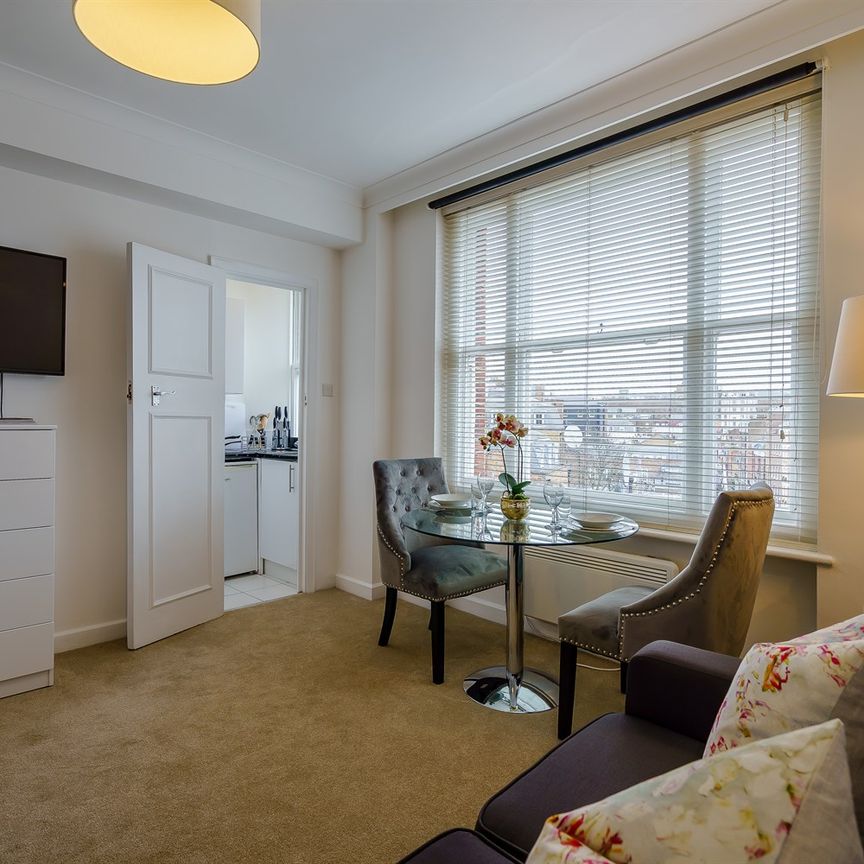 Flat to Rent: 39 Hill Street, W1J 5LZ - Photo 1
