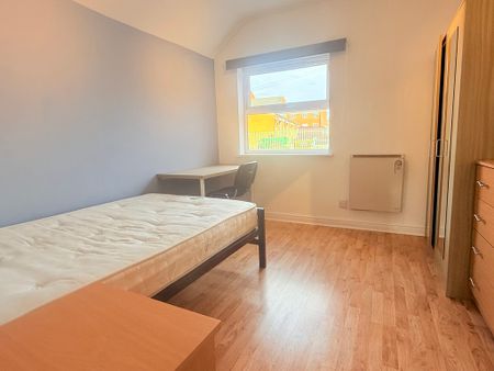 8 Bedroom Mid Terraced House - Photo 2