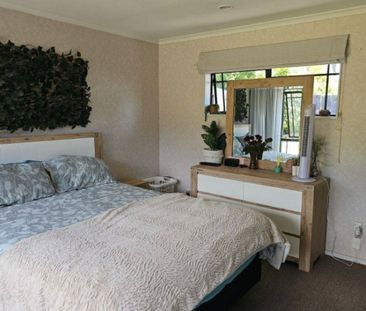 Tucked away in a sought-after neighbourhood - Photo 4