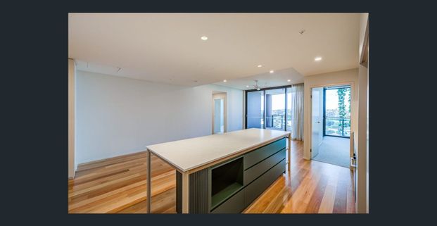 Stylish 3-Bedroom Flex Apartment in West Village -Location, location, location - Photo 1