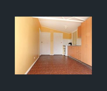FABULOUS 1BR GRANNY FLAT - Photo 2