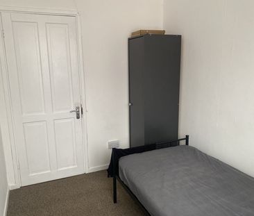 Room in a Shared House, Cowbridge Lane, IG11 - Photo 4