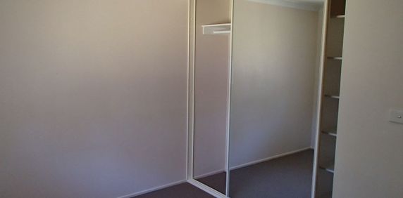Single level home with 3 bedrooms - Photo 2