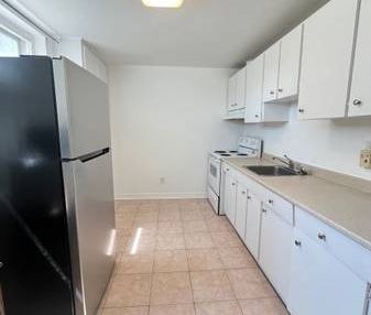 Large 1bdrm/1 den - Photo 1