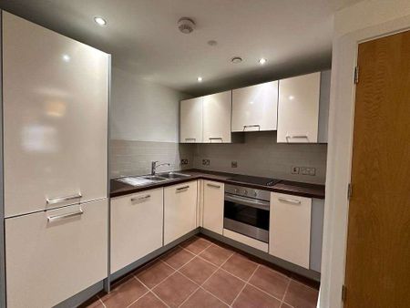 One bedroom located in Regal Court close to Fiveway's Station and Brindleyplace. - Photo 2