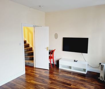 2 Bed Flat, Hatherley Gardens, E6 - Photo 6