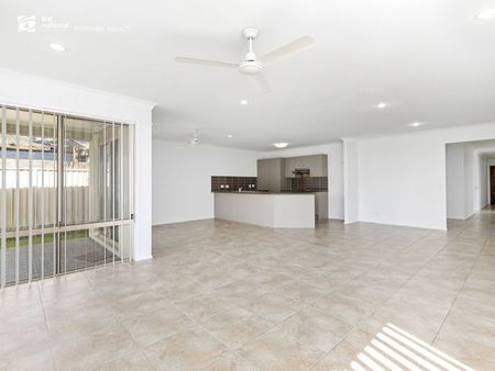 4 Bedroom House in Koala Beach - Photo 2