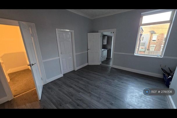 3 bedroom flat to rent - Photo 1