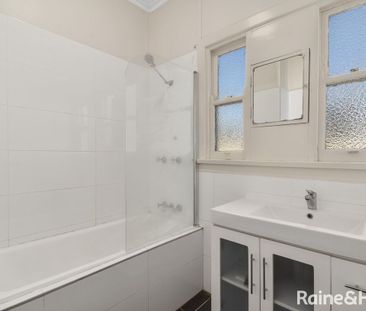 Spacious Three Bedroom Home - Photo 5