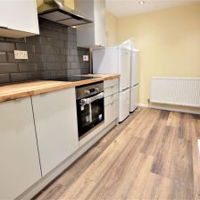 5 bedroom House in Burley Lodge Road, Leeds - Photo 1