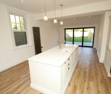 4 bedroom semi-detached house to rent - Photo 3