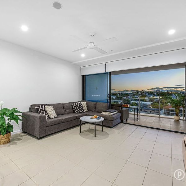 Private 2 bed; 2 bath; secure car park. - Photo 1