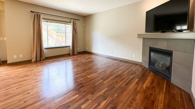 Executive 3+1 Bedroom Home In Springbank Hill . - Photo 1