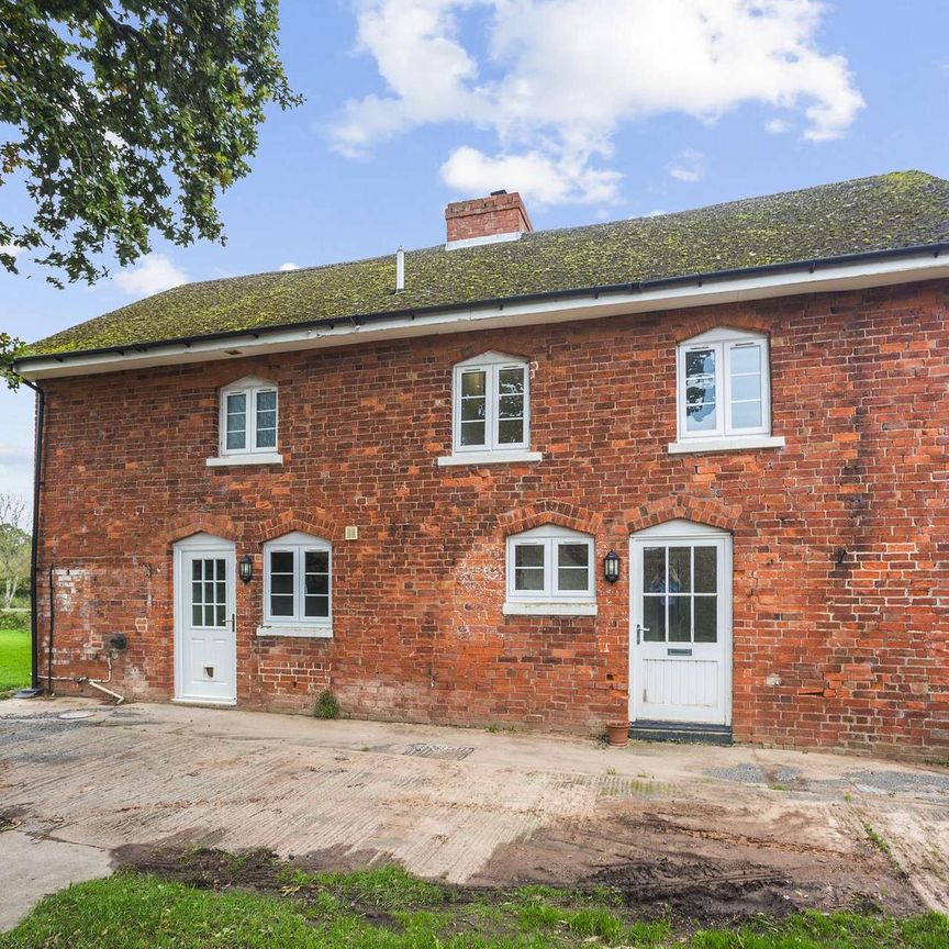 An imposing red brick country home set in a rural location which forms part of the Kentchurch Court Estate. Recently refurbished throughout. - Photo 1