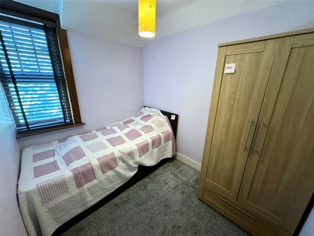 Charming 3-Bedroom Semi-Detached House in Caterham - Photo 3