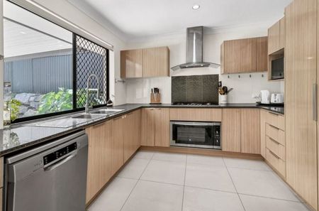 Large Four Bedroom Home - Photo 3