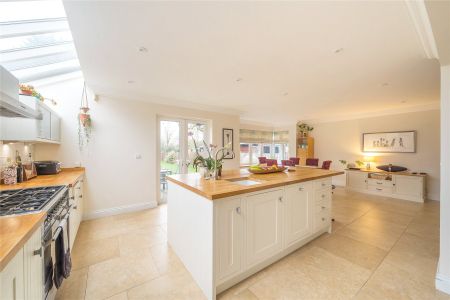 Horsell Rise, Woking - 4 bedrooms Property for lettings - Seymours - Photo 5