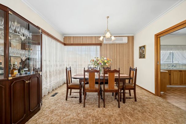 CLASSIC APPEAL IN A PRIME OAKLEIGH POCKET - Photo 1
