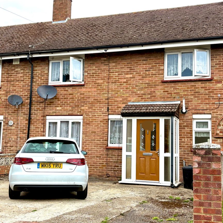 Almond Avenue , West Drayton - Photo 1