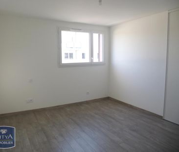Location Appartement 3 pièces 69m² CHANGE 53810 - Photo 3