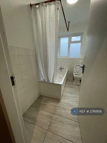 1 bedroom in a flat share to rent - Photo 5