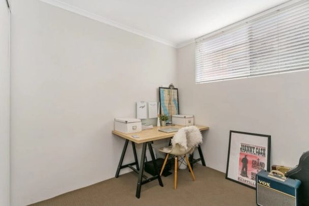 Easy & Modern Living in Leafy Corinda - Photo 1