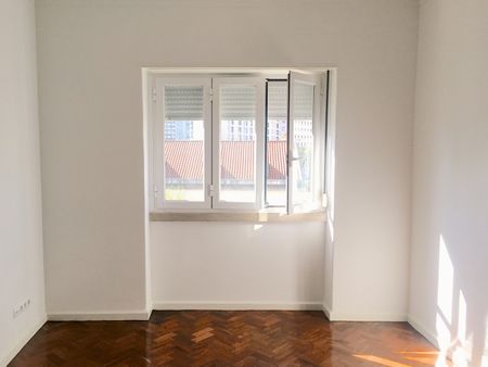 APARTAMENTO T2 NA VITOR HUGO, AREEIRO - NASCENTE / SUL / VARANDA - Photo 3