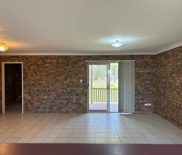 3 bedroom brick with carport - Photo 2