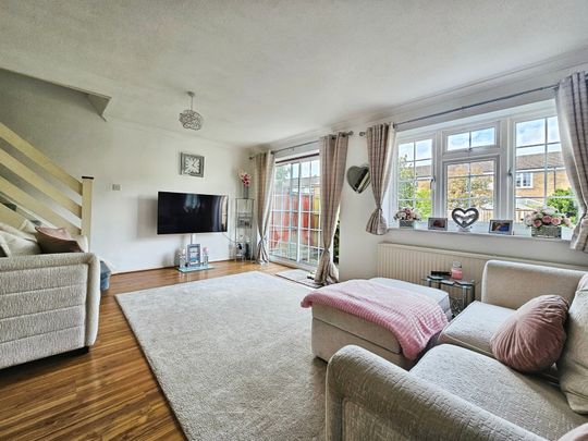 Robin Way, Staines-upon-Thames, Surrey, TW18 4RL - Photo 1